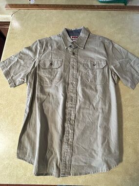 Wrangler Men's Short-Sleeve Button-Up Shirt in Light Khaki Flex for Comfort
